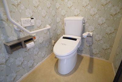 手すり付き洗浄トイレ