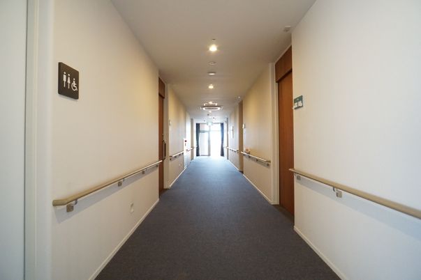 廊下の明るい風景