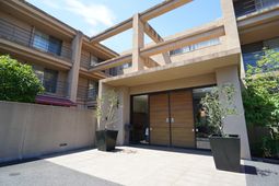 モダンな建築のエントランス