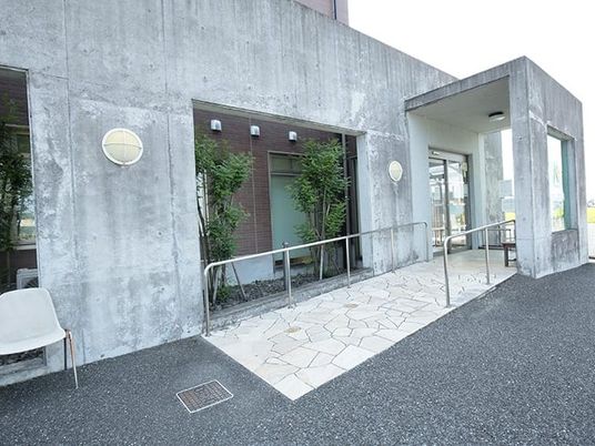 施設の入口外観  