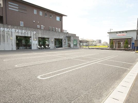 建物前の駐車場  