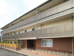 清潔感のある建物エントランス
