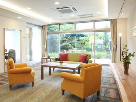 快適な中庭が見えるラウンジ