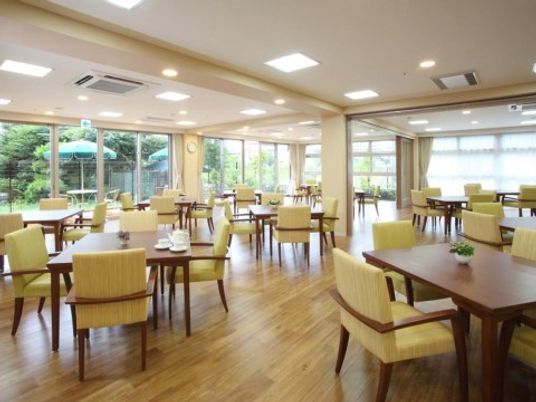広々とした明るい食堂