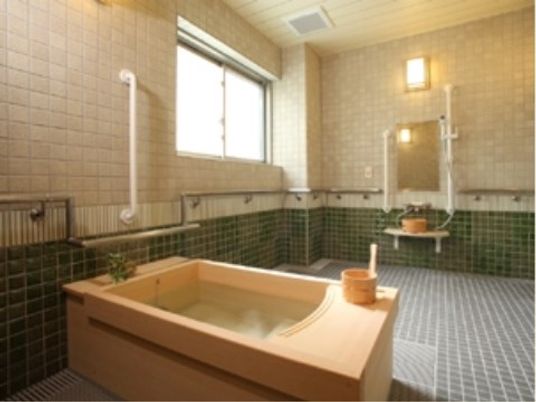 和風の明るい浴室