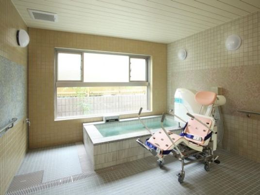 バリアフリー設計の浴室