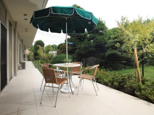 緑が見えるテラス席