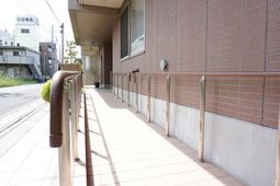 手すり付きの明るい通路