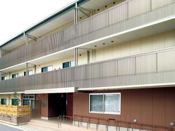 明るく清潔な建物外観