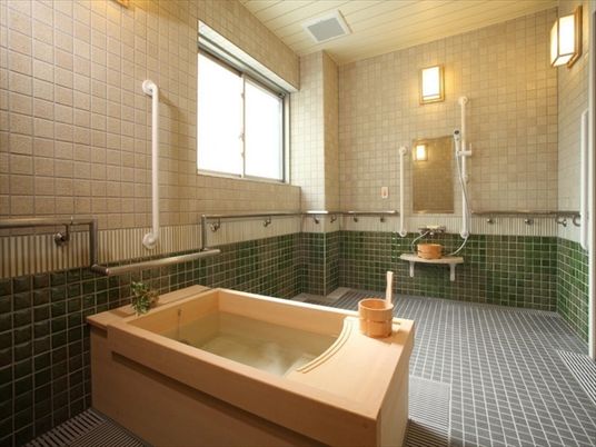 落ち着いた雰囲気の浴室