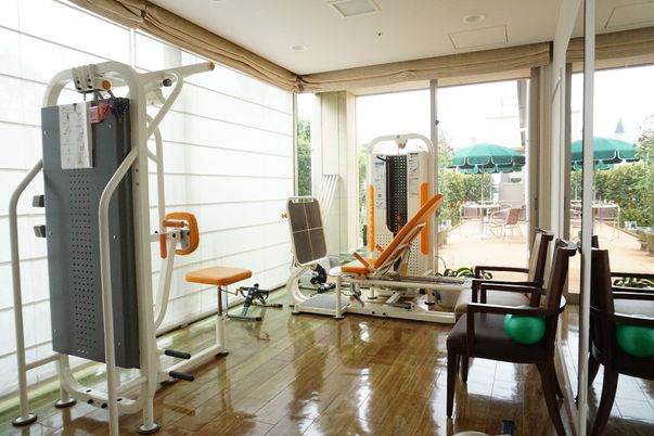 機能訓練室とテラスの景色