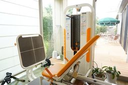 トレーニング機器と緑の植物