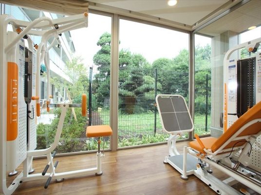 明るいトレーニングルームの一角