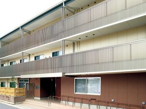 多階建ての明るい建物外観