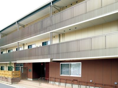 多階建ての明るい建物外観