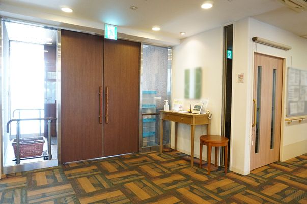 エントランスの明るい空間