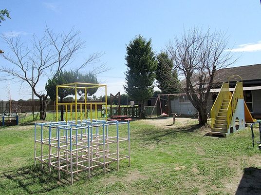 中庭の遊具と芝生  
