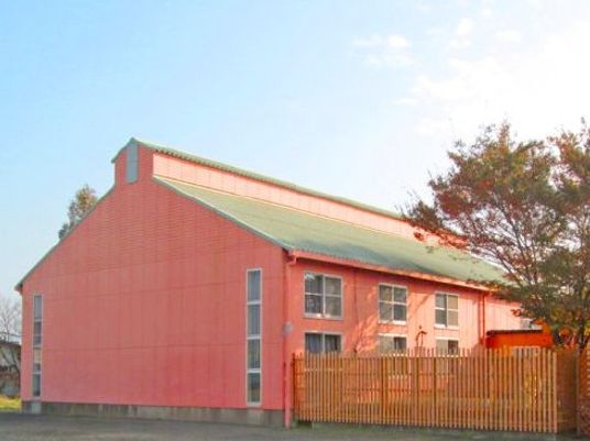 赤い建物の外観  