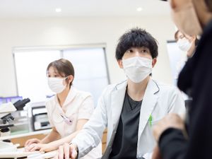 スタッフ研修中の室内  