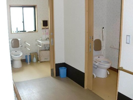 手すり付きの清潔なトイレ