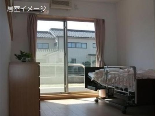 明るい個室の居室
