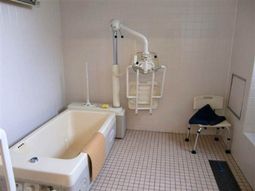 バリアフリー設計の浴室