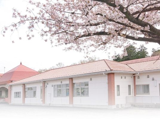 桜越しの施設外観  