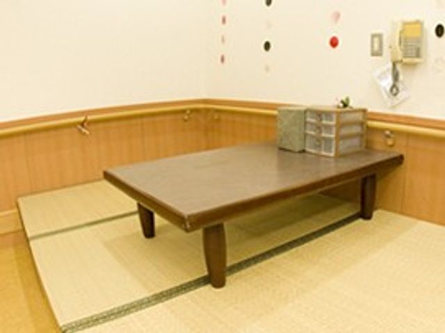 和室の休憩室 休憩室   畳敷きで床に座ってくつろぎやすい休憩室です。低いテーブルがあり、落ち着いて過ごせそうです。