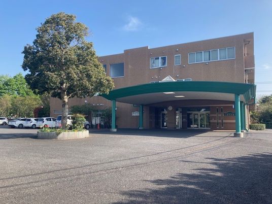 緑の入口が特徴の建物外観