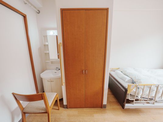 明るい居室の一角