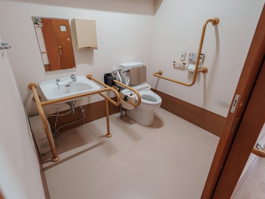 手すり付きの安心トイレ  