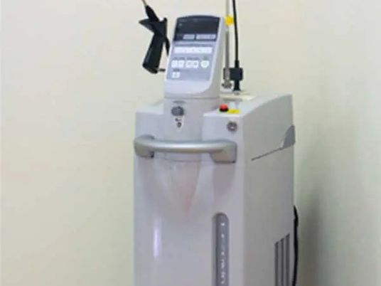 機器が置かれた洗面台  