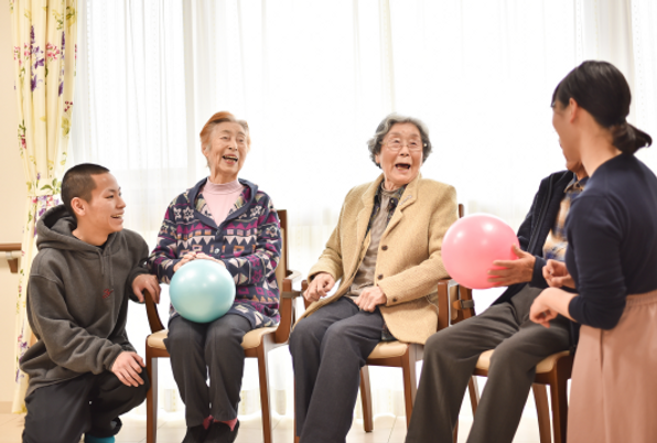 笑顔で風船遊びをする人々