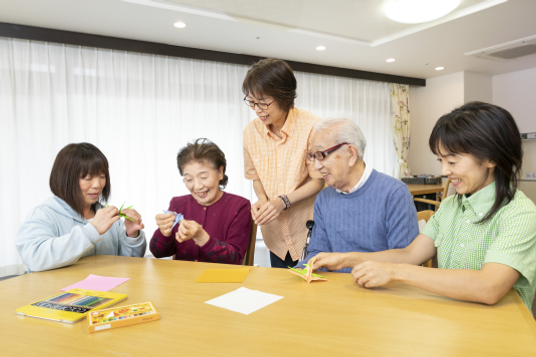 笑顔で手作業をする人々