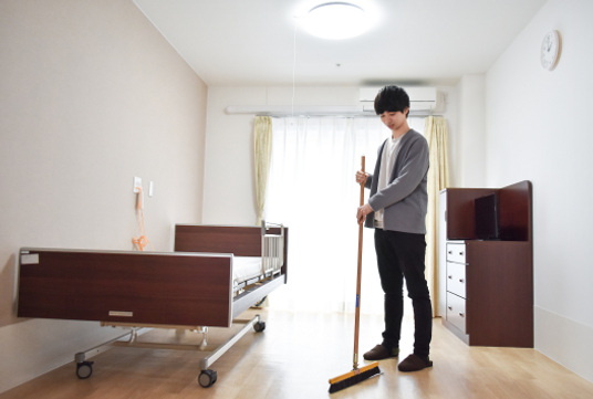 清掃する人と居室