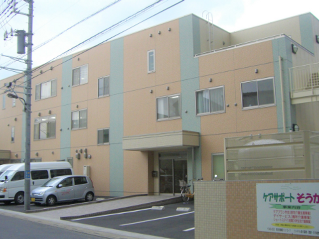 外観の建物 落ち着いた色合いの建物で、駐車スペースも完備されており、来訪者に配慮した造りです。安心して毎日を過ごせる職場環境をご提供します。