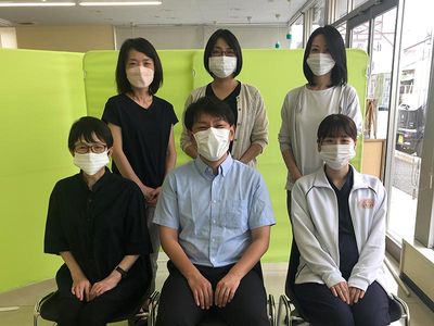 笑顔のスタッフたちの集合写真