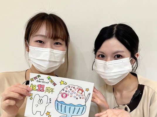 マスク姿の職員2人  