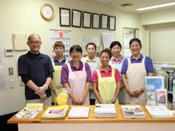 スタッフの笑顔が輝く受付