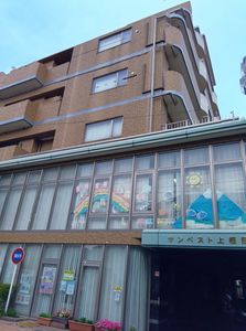 建物の正面ビュー