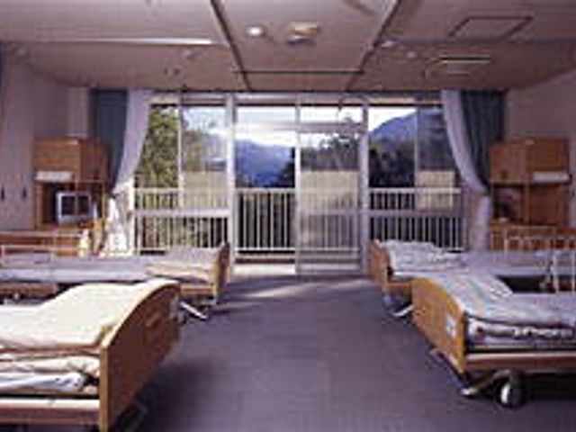 広々とした清潔な居室 居室 明るい光が差し込む広々としたお部屋で、快適に過ごせます。ベッドや家具も整っています。