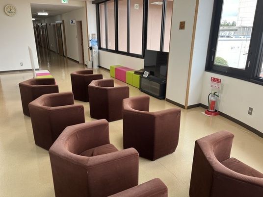 広い廊下の椅子  