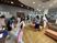 見学者が並ぶロビー  