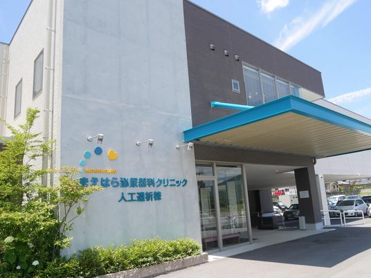 青い庇のある外観  
