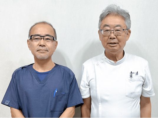 スタッフ2人の立ち姿  