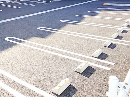 駐車場の区画線  