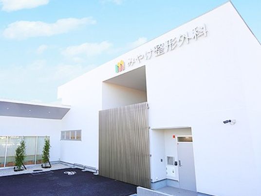 明るい外観の建物前  