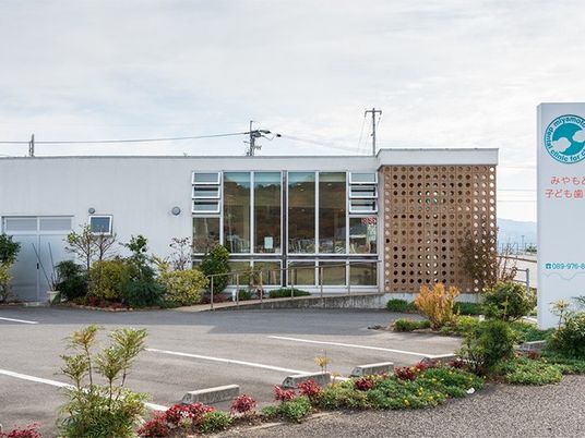明るい外観の建物  