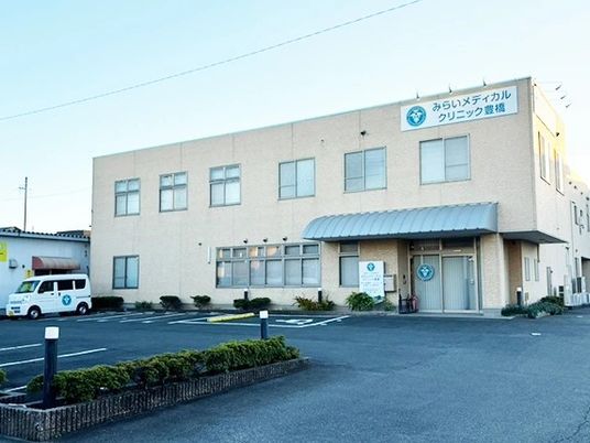 施設外観の建物前