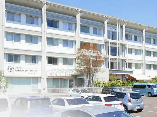 施設外観と駐車場  